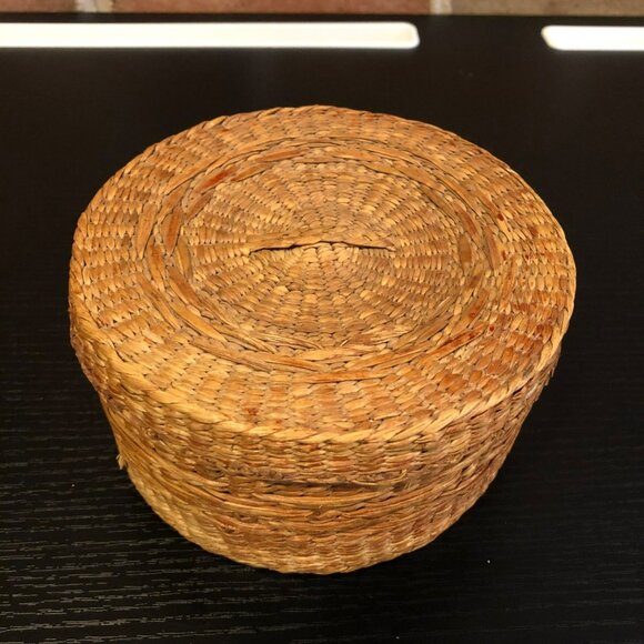 Artisan Other - Handwoven Round Natural Seagrass Basket With Lid Artisan